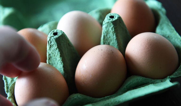 Cerca de 700.000 huevos procedentes de granjas holandesas implicadas en el caso de contaminación por el pesticida tóxico fipronil han sido distribuidos en el Reino Unido. Cerca de 700.000 huevos procedentes de granjas holandesas implicadas en el caso de contaminación por el pesticida tóxico fipronil han sido distribuidos en el Reino Unido.