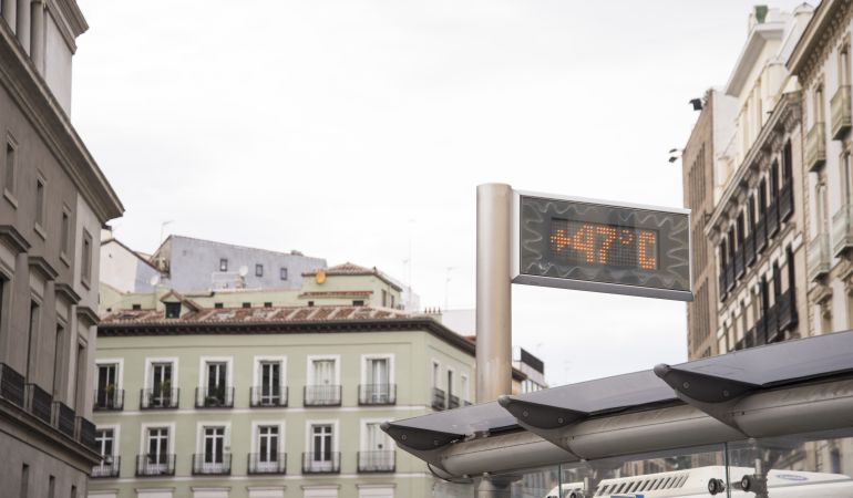 Un termómetro marca 47ºC en Madrid, España. Un termómetro marca 47ºC en Madrid, España.