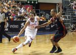 GRA254. SAN CRISTÓBAL DE LA LAGUNA (TENERIFE), 09/08/2017.- El jugador de la selección española de baloncesto Sergio Llull (i) trata de superar la defensa de Jean Salumu, de Bélgica, durante el tercer partido del triangular Túnez-España-Bélgica disputado esta noche el pabellón insular Santiago Martín de San Cristóbal de La Laguna, en Tenerife. EFE/Cristóbal García