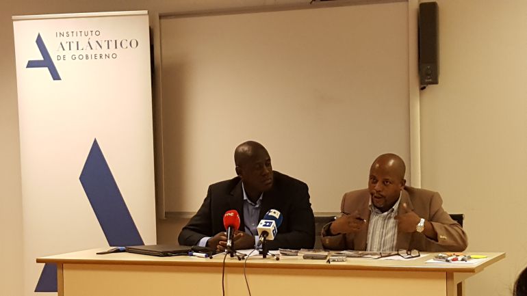 Juan Antonio Madrazo y Fernando Palacios, miembros del comie ciudadanos por la integracion racial en Madrid, en la sede del Observatorio Cubano de Derechos Humanos Juan Antonio Madrazo y Fernando Palacios, miembros del comie ciudadanos por la integracion racial en Madrid, en la sede del Observatorio Cubano de Derechos Humanos