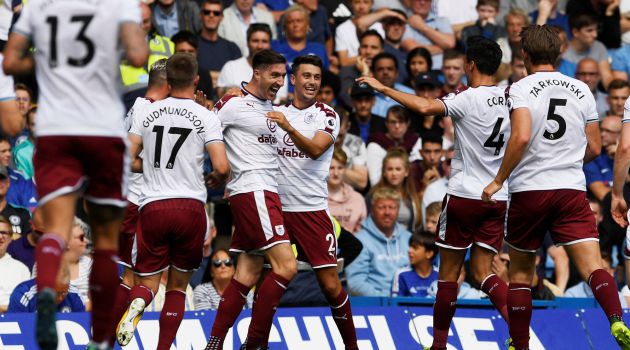 Los jugadores del Burnley celebran el segundo gol, obra de Ward, en Stamford Bridge Los jugadores del Burnley celebran el segundo gol, obra de Ward, en Stamford Bridge