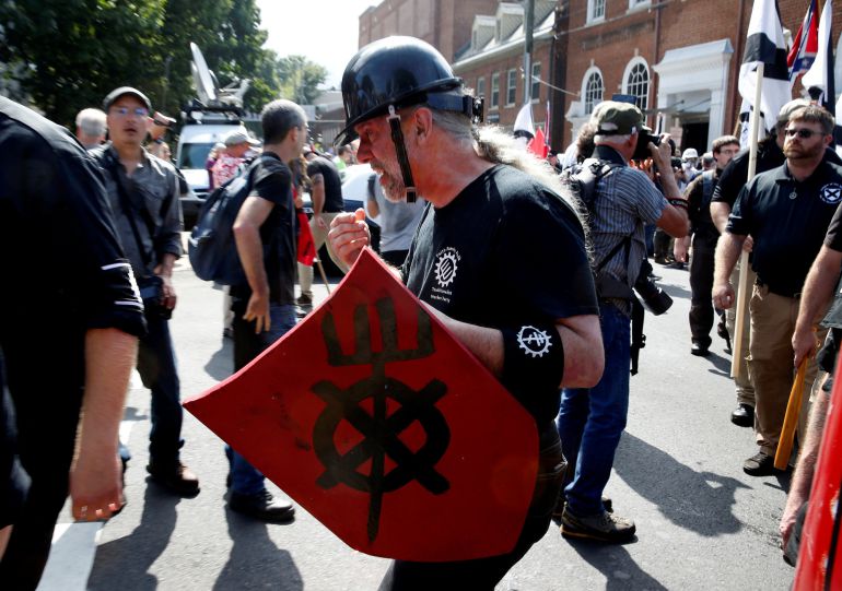 Un supremacista blanco durante los enfrentamientos en Charlottesville Un supremacista blanco durante los enfrentamientos en Charlottesville