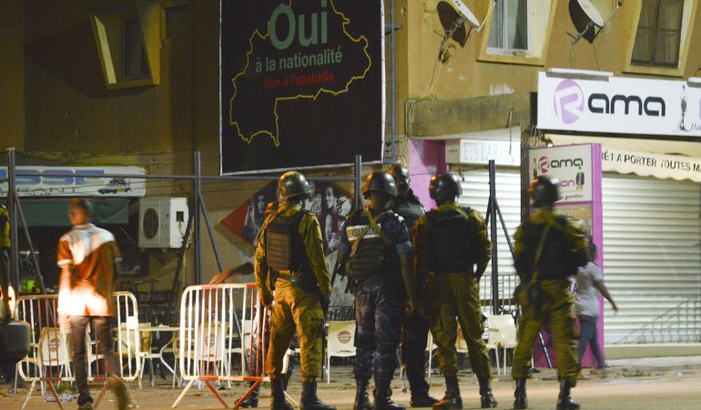 Miembros de las Fuerzas de Seguridad patrullan los alrededores del restaurante turco Aziz Istanbul tras un supuesto ataque terrorista en Uagadugú (Burkina Faso). Miembros de las Fuerzas de Seguridad patrullan los alrededores del restaurante turco Aziz Istanbul tras un supuesto ataque terrorista en Uagadugú (Burkina Faso).