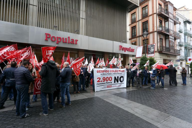 Los empleados de banca denuncian trabajo gratis para cubrir los despidos Los empleados de banca denuncian trabajo gratis para cubrir los despidos