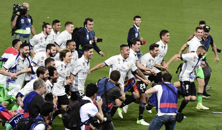 Los jugadores del Real Madrid celebrando la Liga 2016-2017. Los jugadores del Real Madrid celebrando la Liga 2016-2017.