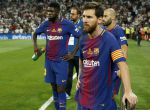 GRA248. MADRID, 16/08/2017.- El delantero argentino del FC Barcelona Leo Messi (d) y el defensa francés Samuel Umtiti (i), tras perder frente al Real Madrid por 2-0 el partido de vuelta de la Supercopa de España, hoy en el estado Santiago Bernabéu en Madrid. EFE/Chema Moya