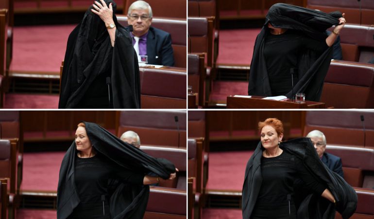 La senadora ultraconservadora Pauline Hanson, ha acudido al Parlamento australiano con burka para denunciar su uso. La senadora ultraconservadora Pauline Hanson, ha acudido al Parlamento australiano con burka para denunciar su uso.
