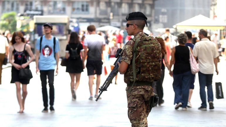 Un soldado del Ejército patrulla las calles. Un soldado del Ejército patrulla las calles.