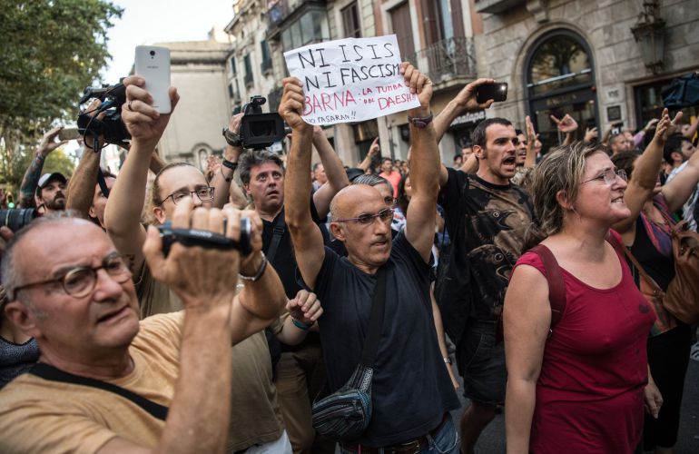Vecinos de Barcelona expulsan a grupos antifascistas de la Rambla. Vecinos de Barcelona expulsan a grupos antifascistas de la Rambla.
