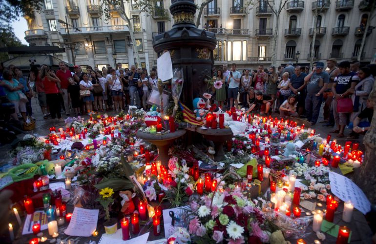 Flores y velas depositadas por los ciudadanos en memoria de las víctimas del atentado. Flores y velas depositadas por los ciudadanos en memoria de las víctimas del atentado.