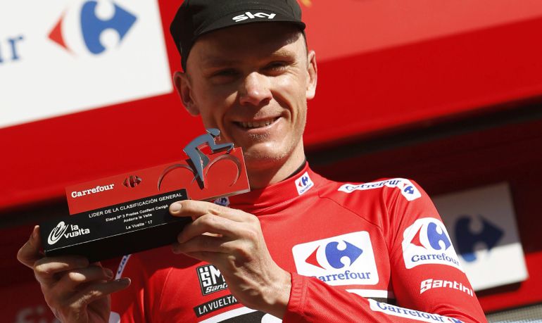 Chris Froome, en el podio con el maillot rojo de líder de la clasificación general. Chris Froome, en el podio con el maillot rojo de líder de la clasificación general.