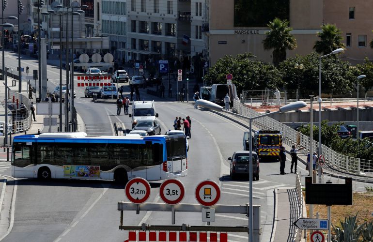 Área de seguridad establecida por la Policía francesa. Área de seguridad establecida por la Policía francesa.