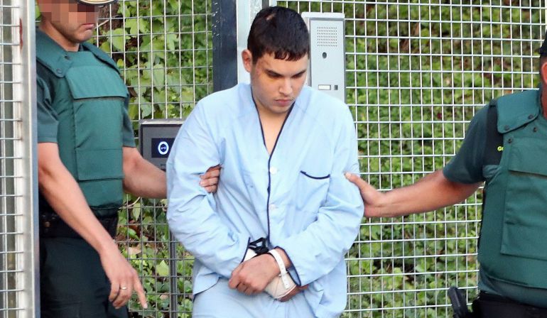 Mohamed Houli Chemlal, natural de Melilla, herido grave tras la explosión en la vivienda de Alcanar en Tarragona, detenido en relación con los atentados yihadistas cometidos el jueves pasado en Barcelona y Cambrils (Tarragona), es custodiado por agentes de la Guardia Civil a su salida de las dependencias de Tres Cantos, en su traslado hacia la Audiencia Nacional Mohamed Houli Chemlal, natural de Melilla, herido grave tras la explosión en la vivienda de Alcanar en Tarragona, detenido en relación con los atentados yihadistas cometidos el jueves pasado en Barcelona y Cambrils (Tarragona), es custodiado por agentes de la Guardia Civil a su salida de las dependencias de Tres Cantos, en su traslado hacia la Audiencia Nacional