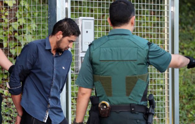 Salah El Karib, de 34 años, que regenta un locutorio y a quien la Policía relaciona con Driss Oukabir, detenido en relación con los atentados yihadistas cometidos el jueves pasado en Barcelona y Cambrils Salah El Karib, de 34 años, que regenta un locutorio y a quien la Policía relaciona con Driss Oukabir, detenido en relación con los atentados yihadistas cometidos el jueves pasado en Barcelona y Cambrils