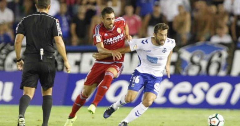 Borja Iglesias pelea una pelota con un jugador del Tenerife Borja Iglesias pelea una pelota con un jugador del Tenerife