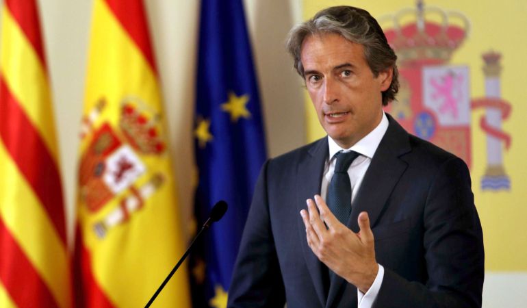El ministro de Fomento, Íñigo de la Serna, hace declaraciones tras presidir la comisión de seguimiento de la huelga del aeropuerto de El Prat. El ministro de Fomento, Íñigo de la Serna, hace declaraciones tras presidir la comisión de seguimiento de la huelga del aeropuerto de El Prat.