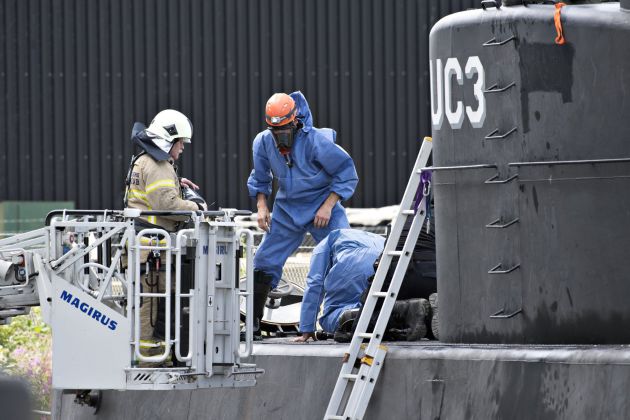 Técnicos de la Policía danesa recogen pruebas en el submarino de fabricación casera. Técnicos de la Policía danesa recogen pruebas en el submarino de fabricación casera.