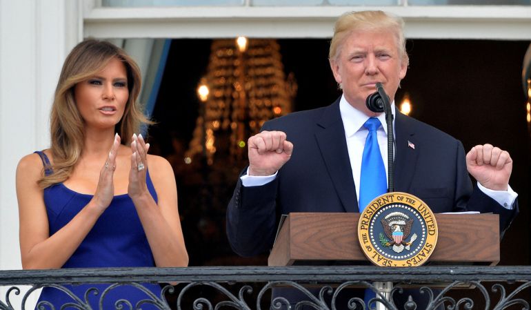 El Presidente de los Estados Unidos, Donald Trump, junto a la primera dama, Melania Trump, en un acto oficial. El Presidente de los Estados Unidos, Donald Trump, junto a la primera dama, Melania Trump, en un acto oficial.