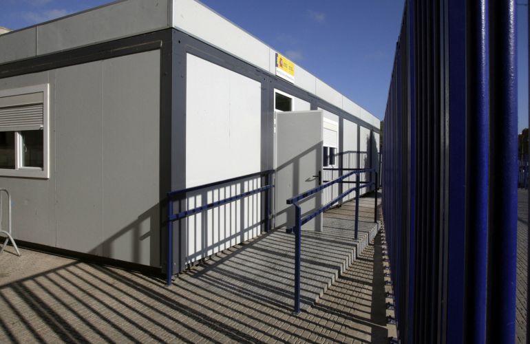 Entrada de la oficina de asilo que gestiona el Cuerpo Nacional de Policía en el puesto fronterizo de Beni-Enzar en Melilla. Entrada de la oficina de asilo que gestiona el Cuerpo Nacional de Policía en el puesto fronterizo de Beni-Enzar en Melilla.