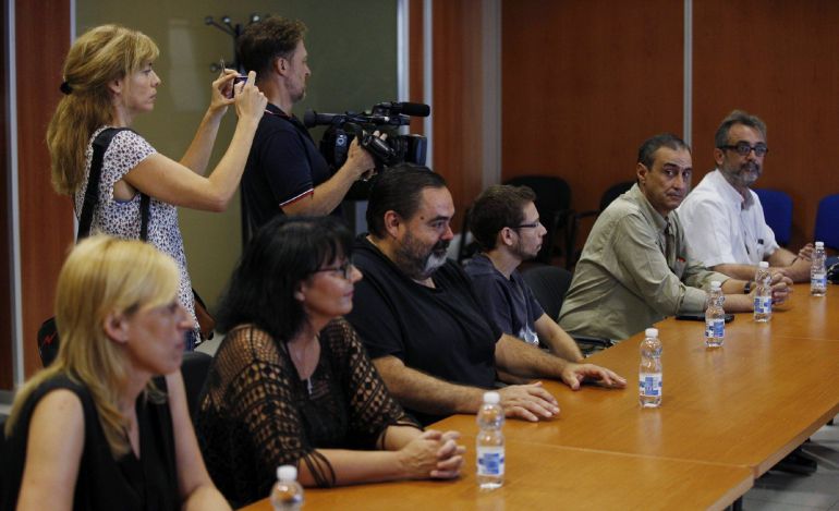Los miembros del comité de empresa de Eulen durante una reunión con Marcos Peña, el mediador propuesto por el Ministerio de Fomento como árbitro que dicte el laudo obligatorio. Los miembros del comité de empresa de Eulen durante una reunión con Marcos Peña, el mediador propuesto por el Ministerio de Fomento como árbitro que dicte el laudo obligatorio.