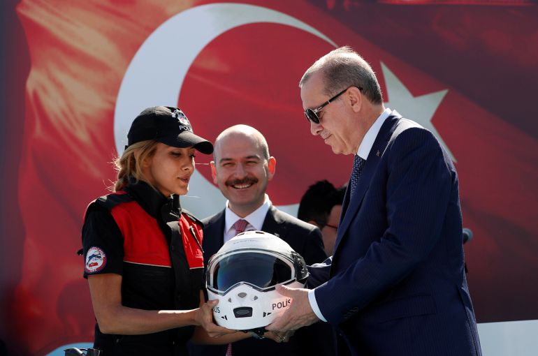 El presidente turco recibe un casco como obsequio de manos de una agente de policía, durante una ceremonia en Estambul.
El presidente turco recibe un casco como obsequio de manos de una agente de policía, durante una ceremonia en Estambul.