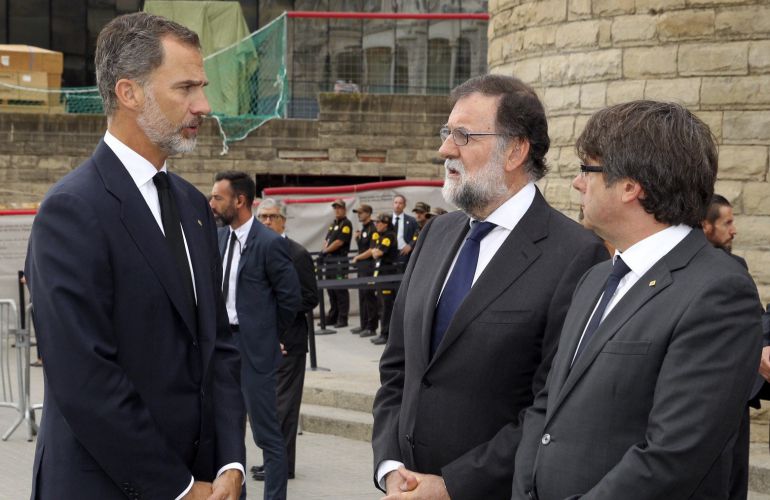 El Rey de Felipe VI hablando con el presidente del Gobierno, Mariano Rajoy y el presidente de la Generalitat de Cataluña, Carles Puigdemont El Rey de Felipe VI hablando con el presidente del Gobierno, Mariano Rajoy y el presidente de la Generalitat de Cataluña, Carles Puigdemont