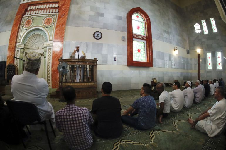 Musulmanes atienden en la mezquita del Centro Islámico de Madrid, la más grande de España, al imán Hussam Khoja. Musulmanes atienden en la mezquita del Centro Islámico de Madrid, la más grande de España, al imán Hussam Khoja.