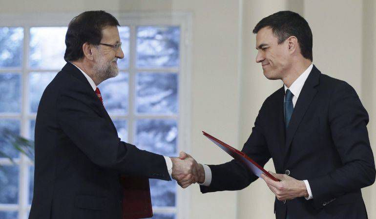 Mariano Rajoy y Pedro Sánchez, durante la firma de su primer pacto de Estado Mariano Rajoy y Pedro Sánchez, durante la firma de su primer pacto de Estado