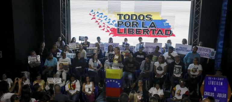 Lilian Tintori (c), esposa del líder opositor venezolano preso Leopoldo Lopez, ofrece un discursoen Caracas (Venezuela). Según los datos oficiales a los que ha tenido acceso la Cadena SER a 30 de junio, destaca nuevamente Venezuela, con 5.000 solicitudes, como el país del que provienen más personas en busca de protección. Lilian Tintori (c), esposa del líder opositor venezolano preso Leopoldo Lopez, ofrece un discursoen Caracas (Venezuela). Según los datos oficiales a los que ha tenido acceso la Cadena SER a 30 de junio, destaca nuevamente Venezuela, con 5.000 solicitudes, como el país del que provienen más personas en busca de protección.