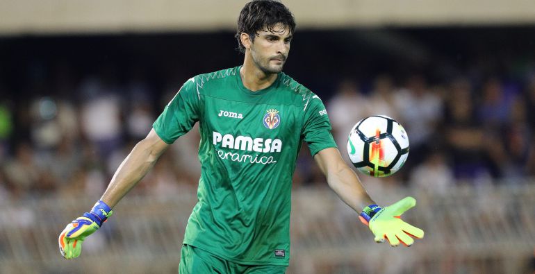 Mariano Barbosa pone un balón en juego durante la pretemporada Mariano Barbosa pone un balón en juego durante la pretemporada