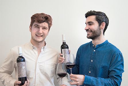 Tadeo Cortés y Taig McCarthy: los creadores del vino con té. Tadeo Cortés y Taig McCarthy: los creadores del vino con té.