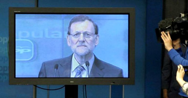 Imagen de la famosa comparecencia de Rajoy a través de un plasma en febrero de 2013 Imagen de la famosa comparecencia de Rajoy a través de un plasma en febrero de 2013