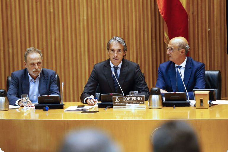 El ministro de Fomento, Íñigo de la Serna (c), ante el presidente de la Comisión, Salvador de la Encina (i), comparece ante la Comisión de Fomento del Congreso El ministro de Fomento, Íñigo de la Serna (c), ante el presidente de la Comisión, Salvador de la Encina (i), comparece ante la Comisión de Fomento del Congreso