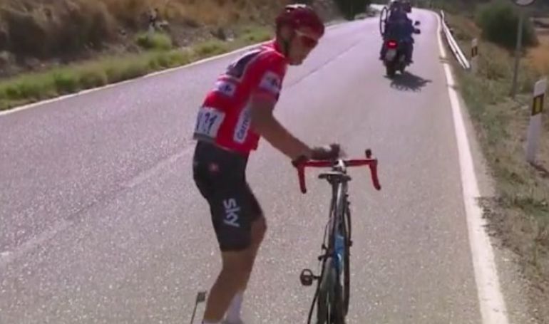 El momento del primer problema de Froome El momento del primer problema de Froome