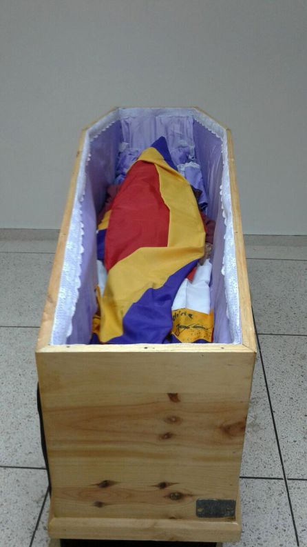 Los restos de la española Paquita Gorroño, conocida como "la Pasionaria de Rabat", fallecida a los 103 años, cubiertos con la bandera republicana. Los restos de la española Paquita Gorroño, conocida como "la Pasionaria de Rabat", fallecida a los 103 años, cubiertos con la bandera republicana.