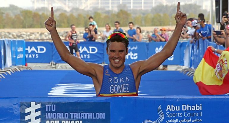Gómez Noya levanta los brazos tras ganar en Abu Dhabi Gómez Noya levanta los brazos tras ganar en Abu Dhabi