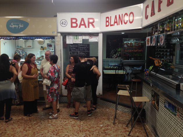 La inauguración del puesto Spicy Yuli en el Mercado de Los Mostenses, el pasado viernes, congregó a clientes habituales de la tienda. La inauguración del puesto Spicy Yuli en el Mercado de Los Mostenses, el pasado viernes, congregó a clientes habituales de la tienda.