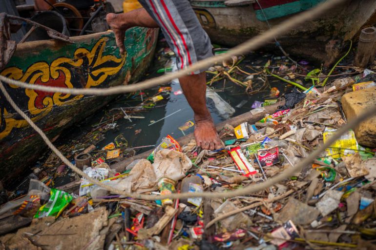 Acumulación de residuos de plástico en Yakarta. Indonesia y China son los dos países del mundo que más contribuyen a la contaminación del agua por el vertido de restos de plásticos.
Acumulación de residuos de plástico en Yakarta. Indonesia y China son los dos países del mundo que más contribuyen a la contaminación del agua por el vertido de restos de plásticos.