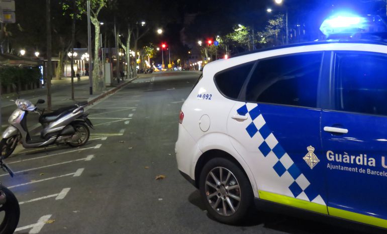 Coche de la Guardia Urbana cortando una calle de Barcelona la noche de los atentados Coche de la Guardia Urbana cortando una calle de Barcelona la noche de los atentados