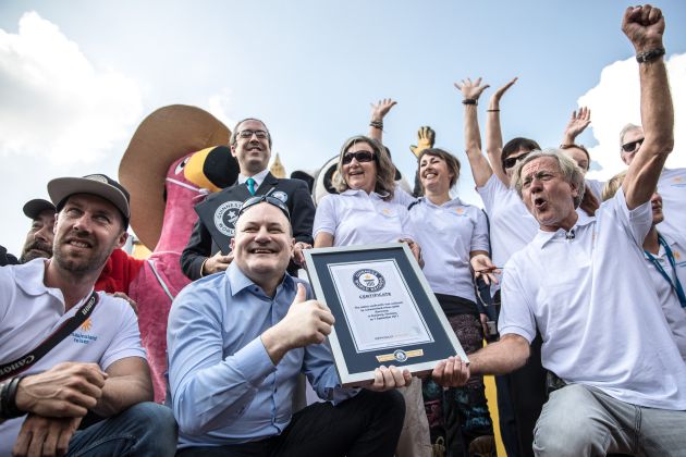 Los artistas celebrando el récord. Los artistas celebrando el récord.