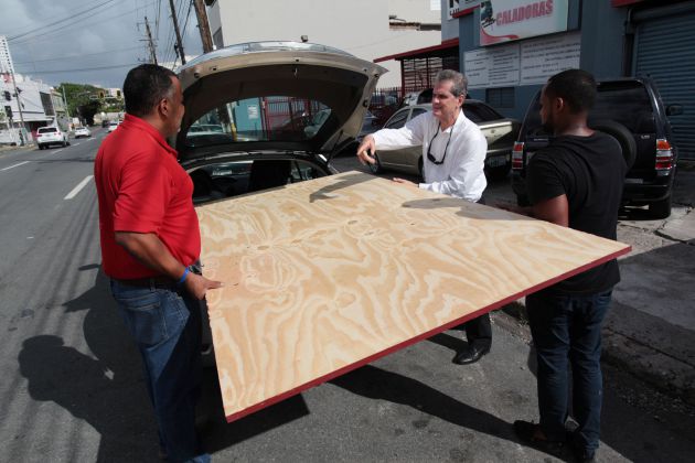 Ciudadanos de la ciudad de Bayamon, en Puerto Rico, preparándose para la llegada de Irma. Ciudadanos de la ciudad de Bayamon, en Puerto Rico, preparándose para la llegada de Irma.