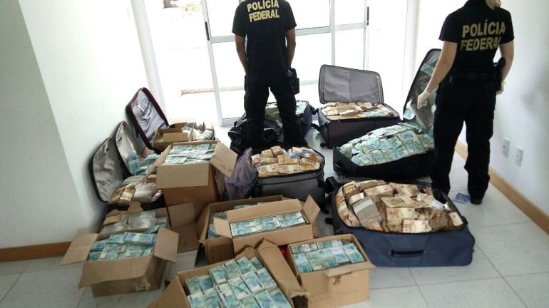 Fotografía cedida por la Policía Federal de cajas y maletas con dinero halladas por las autoridades. Fotografía cedida por la Policía Federal de cajas y maletas con dinero halladas por las autoridades.