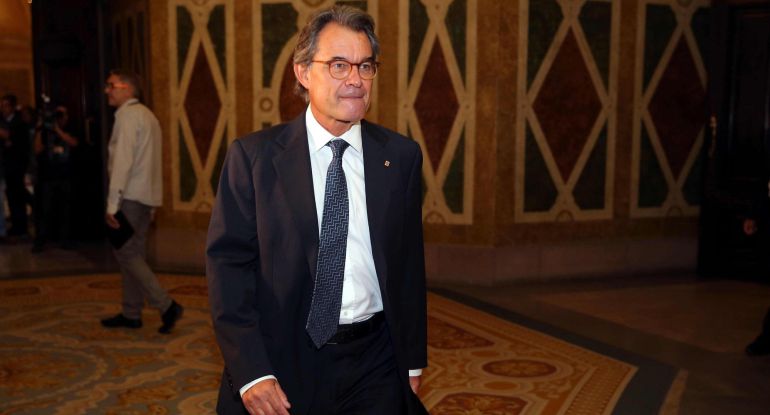 El expresidente de la Generalitat, Artur Mas, se dirige a la tribuna de invitados de la cámara catalana, para seguir el pleno del Parlament El expresidente de la Generalitat, Artur Mas, se dirige a la tribuna de invitados de la cámara catalana, para seguir el pleno del Parlament