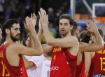 GRA372. CLUJ NAPOCA, RUMANÍA.-07/09/2017.-7/9/2017. Los jugadores de la selección española de baloncesto Pau Gasol y Joan Sastre aplauden tras el encuentro contra Hungría en el encuentro de Eurobasket 2017. EFE/Juan Carlos Hidalgo
