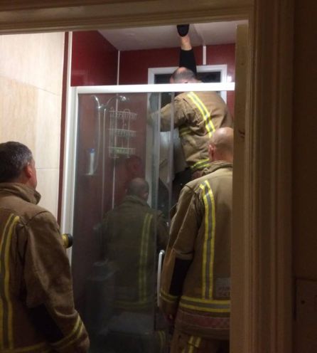 Los bomberos en el lugar de los hechos. Los bomberos en el lugar de los hechos.