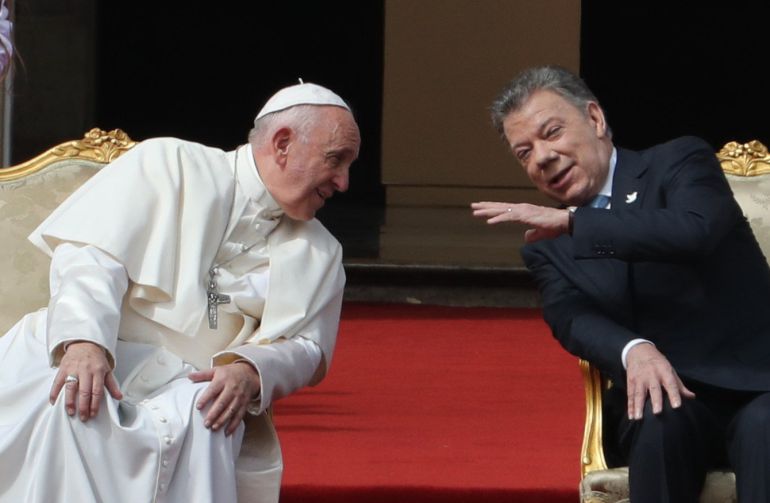 El papa Francisco (i) habla con el presidente de Colombia, Juan Manuel Santos (d), en la Casa de Nariño El papa Francisco (i) habla con el presidente de Colombia, Juan Manuel Santos (d), en la Casa de Nariño