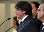 Pla curt de perfil del president de la Generalitat, Carles Puigdemont, llegint la declaració institucional al Parlament, el 6-9-17 (horitzontal).