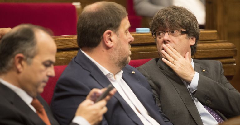 El presidente de la Generalitat, Carles Puigdemont (d), junto al vicepresidente Oriol Junqueras (c), y el conseller de la Presidencia y portavoz del gobierno catalán, Jordi Turull (i) El presidente de la Generalitat, Carles Puigdemont (d), junto al vicepresidente Oriol Junqueras (c), y el conseller de la Presidencia y portavoz del gobierno catalán, Jordi Turull (i)