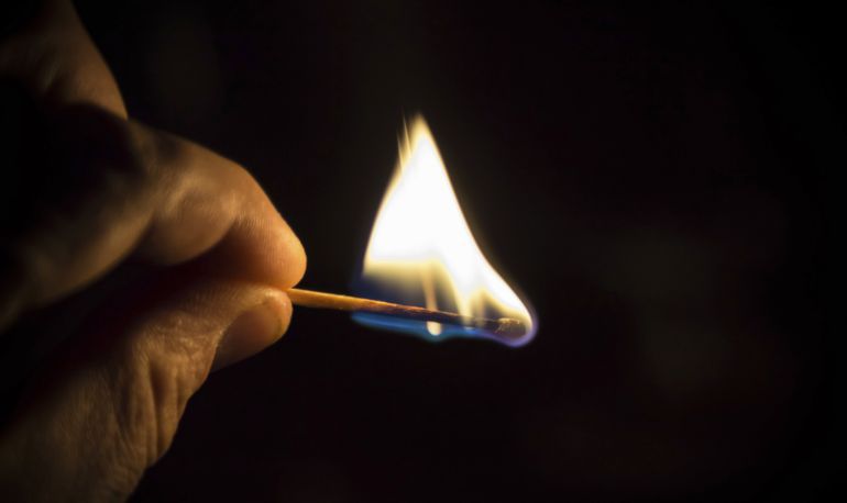 La mujer prendió fuego al colchón de uno de los sillones del porche de la casa La mujer prendió fuego al colchón de uno de los sillones del porche de la casa