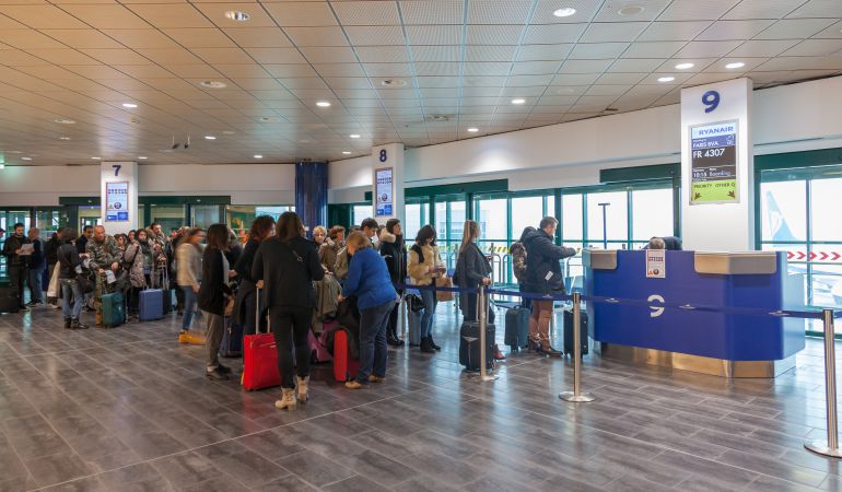 Pasajeros esperan en una puerta de embarque de Ryanair. Pasajeros esperan en una puerta de embarque de Ryanair.